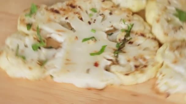 Baked Cauliflower steak . Healthy vegetarian food. Close up — Stockvideo