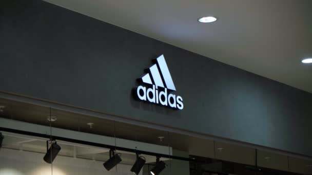 Tyumen, Rusia-10 de marzo de 2022: logotipo de Adidas, empresa multinacional. — Vídeos de Stock