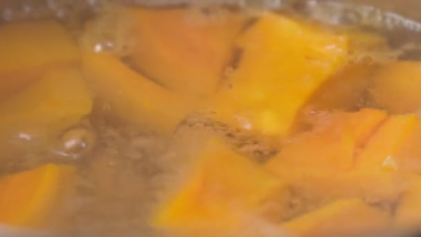 Accueil cuisson soupe à la citrouille. Alimentation de consommation durable. Concentration sélective — Video