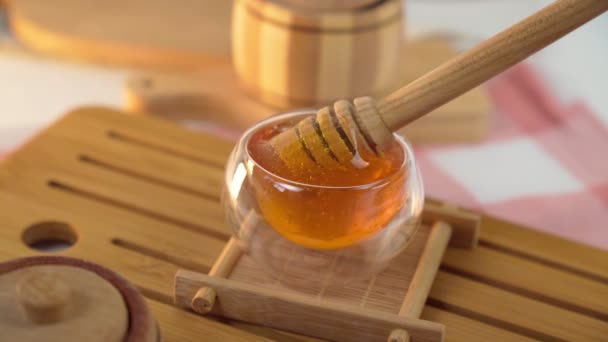 Honey Spoon in Wooden Bowl Close Up Shot. Healthy Food Concept. Healthy sweet food — Stock Video