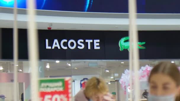 Tyumen, Russia-March 10, 2022: Lacoste cedule na přední straně obchodu, Lacoste je slavný francouzský řetězec luxusu — Stock video