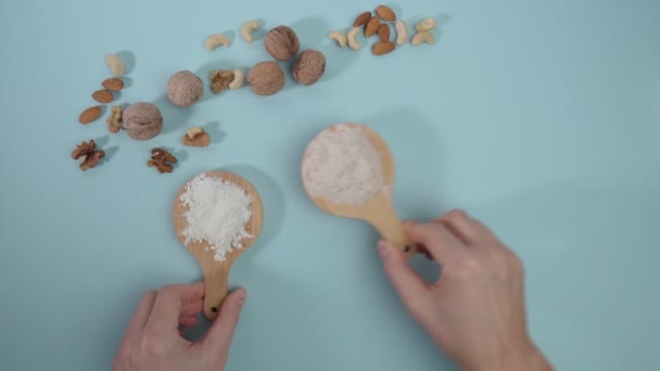 Alternativní ořechová mouka. Různý keto paleo lepek, bez zrn. Mandle, ořechy, kešu mouku. Modré pozadí — Stock video
