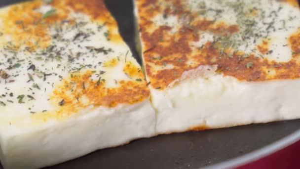 Gotowanie smażonego sera halumi z bliska. Skupienie selektywne — Wideo stockowe