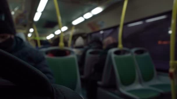 Personas de fondo borroso en el autobús de transporte público, fondo abstracto. — Vídeo de stock