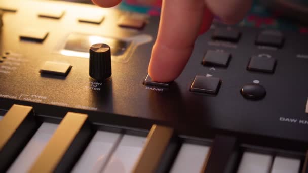 Professioneller Musikproduzent modernes Midi-Controller-Gerät im Tonstudio. Wiedergabe und Remix von Titeln — Stockvideo