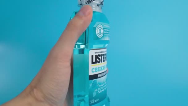 Tyumen, Rosja-06 lutego 2022: Listerine fresh mint to marka antyseptycznego płynu do płukania ust, niebieskie tło — Wideo stockowe