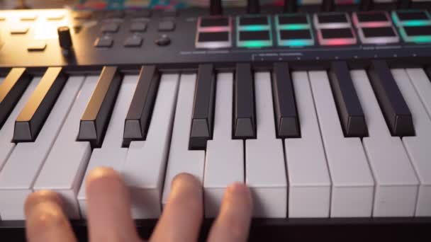 Synthesizer Keyboard. Fingers close on piano keys. Musical concert show, music education or school — Stock Video