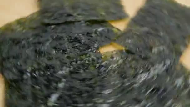 脆皮的诺里海藻近身。日本菜诺莉。干草床单. — 图库视频影像