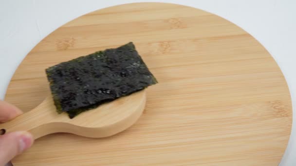 Knusprige Nori-Algen aus nächster Nähe. Japanisches Essen nori. Trockene Algenblätter. — Stockvideo