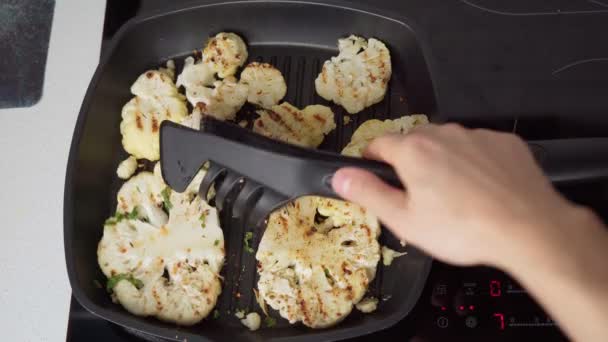 Råa blomkålsskivor i stekpannan. Matlagning blomkål biff. Grillpanna — Stockvideo