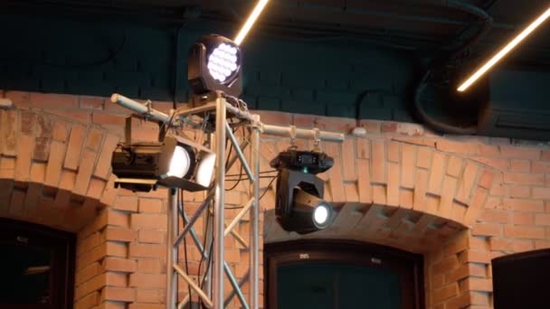 Tyumen, Russie-Février 11, 2022 : Matériel d'éclairage pour le cinéma, matériel professionnel dans un grand studio — Video