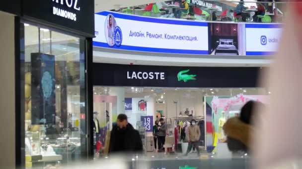 Tyumen, Russia-March 10, 2022: Lacoste French clothing clothes boutique store. Sale in the shopping center — Vídeos de Stock