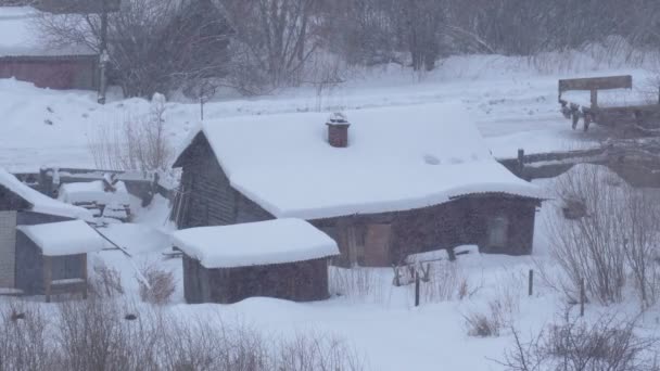 Huset är täckt med snö. Gamla trähus efter ett tungt snöfall. Selektiv inriktning — Stockvideo