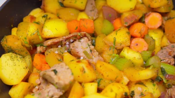 Rebusan dengan kentang dan wortel, daging. Konsep memasak. Fokus selektif — Stok Video