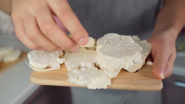 Friska blomkålsbiffar, växtbaserad kost. Ekologisk vegetarisk mat. — Stockvideo