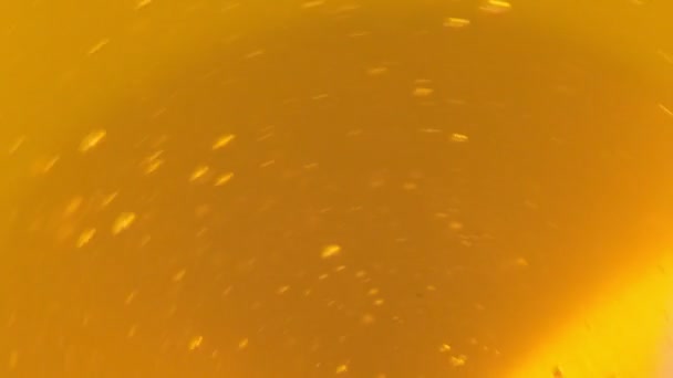 Macro bolle di miele primo piano di colore ambrato brillante. La consistenza del miele. Il concetto di alimentazione sana. Dieta. — Video Stock