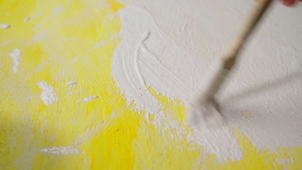 Ahşap bir masadaki boya fırçaları, eski bir yüzeyi yeniden boyuyor. Taze ıslak beyaz boya.. — Stok video