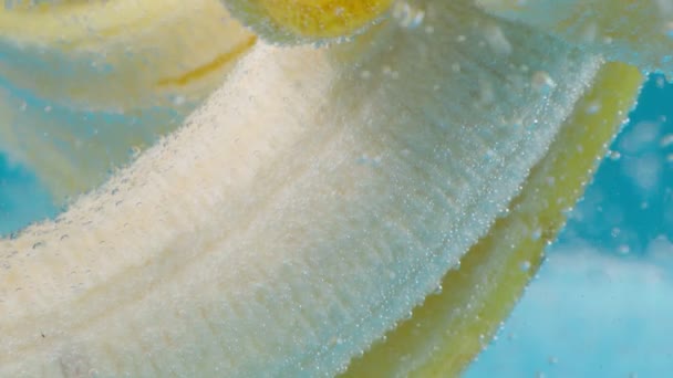 Fruta de banana debaixo de água, foco seletivo, macro. Estilo de vida saudável. Dieta de verão. Cocktails multivitamínicos. — Vídeo de Stock