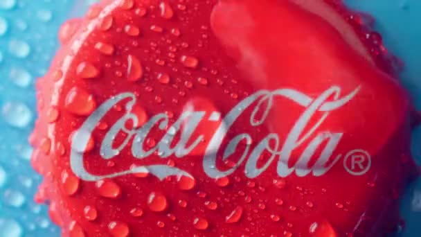 Tyumen, Rusia-19 de enero de 2022: Las bebidas de Coca Cola close up logo son producidas y fabricadas por The Coca-Cola Company, una corporación multinacional estadounidense de bebidas. — Vídeos de Stock