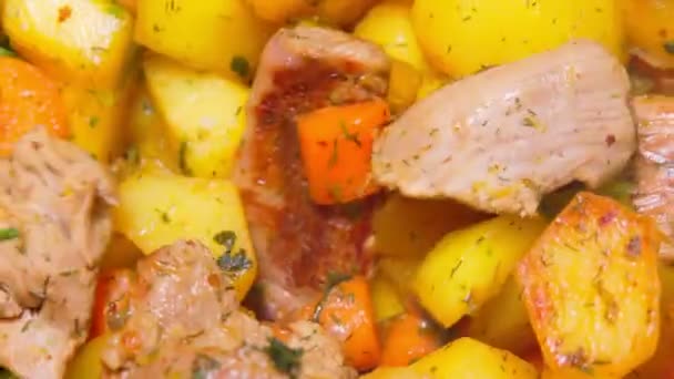 Stew-t főzök zöldségekkel és hússal. Az európai konyha. Szelektív fókusz — Stock videók