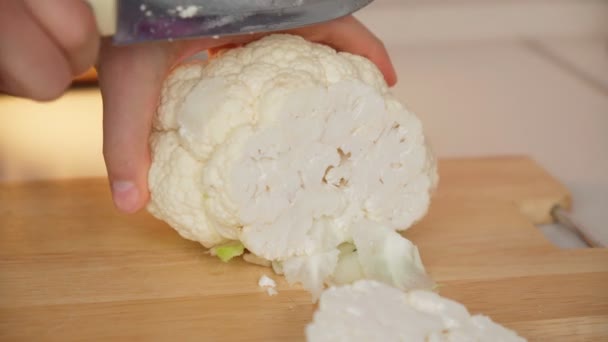 Trozos crudos de coliflor. Cocinar filete de coliflor. Cortar verduras — Vídeos de Stock