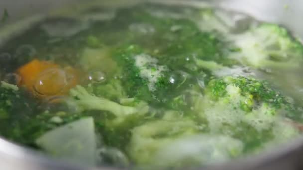 Cooking broccoli soup. Boiled vegetables close-up. Selective focus. Slow motion — Vídeo de stock