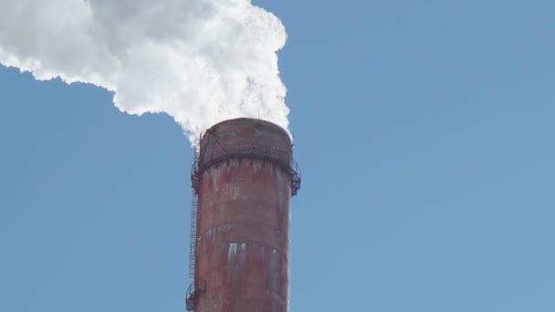 冶金工場のパイプからの煙は環境を汚染します。夜の写真. — ストック動画