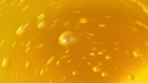 Ξύλινη κουτάλα με μέλι από κοντά, μελισσοκομικά προϊόντα με βάση την έννοια των βιολογικών φυσικών συστατικών — Αρχείο Βίντεο