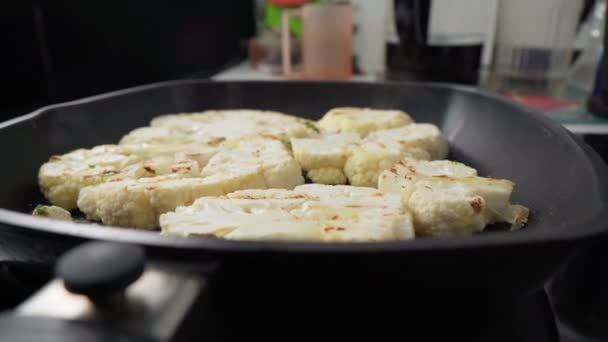 Matlagning blomkål biff med örter och kryddor. Friska vegetariska mellanmål, närbild. — Stockvideo