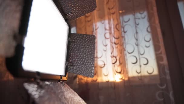 LED-lampa för videoinspelning, hemma. Hemutrustning för foto- och videoinspelning — Stockvideo