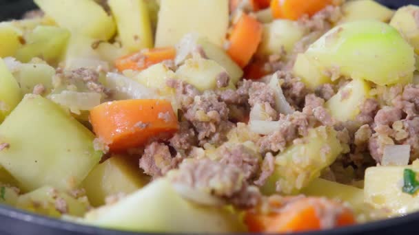 고기와 채소를 곁들여 먹는다. 야채와 함께 씻으라. 유럽 요리. — 비디오