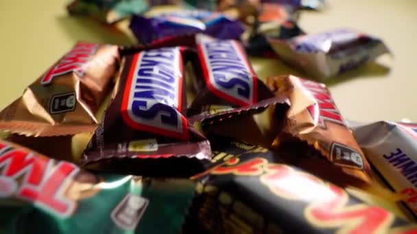 Tioumen, Russie-Janvier 23, 2022 : Assortiment barres de bonbons mini plat laïc de chocolat Mars gros plan. — Video