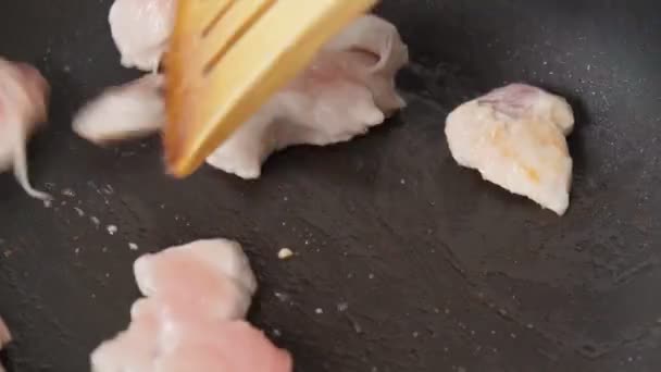 Cozinhar fatias de filé de frango em uma panela de ato de fritar, close-up. Cozinhar em casa — Vídeo de Stock