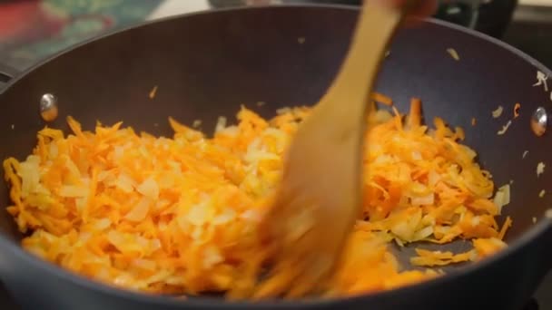 Τα καρότα μαγειρεύουν σε τηγάνι. Μαγείρεμα. Βραστό λαχανικών. Αργή κίνηση — Αρχείο Βίντεο