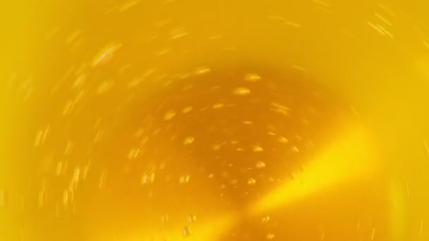 Olla de miel de madera con miel dorada y burbujas de aire. Extremo primer plano, macro — Vídeo de stock