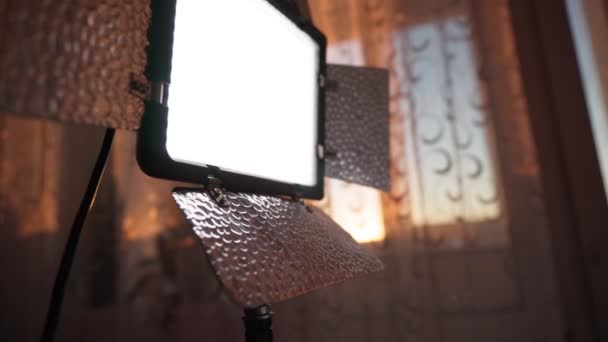A luz de vídeo conduziu um vlog com o uso do equipamento do produto da tecnologia na videografia e na fotografia. — Vídeo de Stock