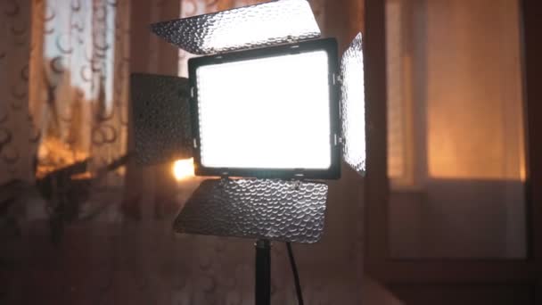 LED lamp for video shooting, at home. Home equipment for photo and video shooting — Vídeo de Stock