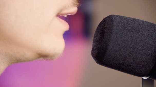 Uma pessoa canta no microfone cantor masculino, foco seletivo — Vídeo de Stock