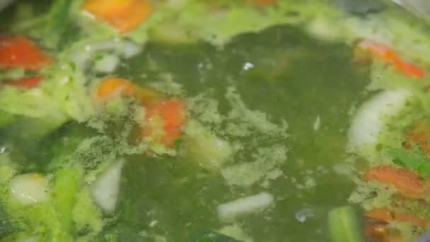 Vegan broccoli soup as healthy and fresh starter. Vegan soup made of vegetables. Selective focus — стоковое видео