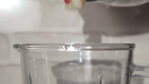 在搅拌机里煮蔬菜，在搅拌机碗里搅拌。慢动作 — 图库视频影像