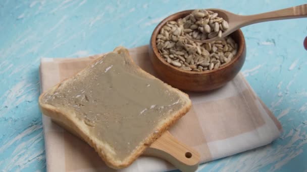 Pão torrado Espalhe manteiga de girassol orgânica. Manteiga alternativa hipoalergénica. Movimento lento — Vídeo de Stock