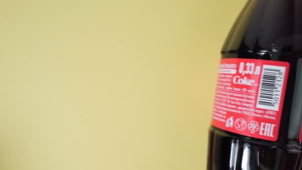 Tyumen, Rusko-duben 03, 2022: Coca Cola klasické nápoje plechovka a láhev. Společnost je předním výrobcem sycených nápojů na světě. — Stock video