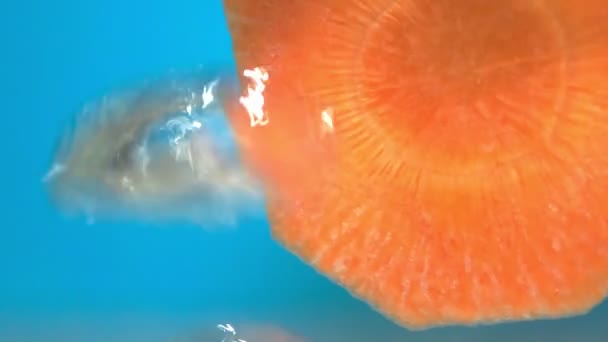Carrot underwater air bubbles. Cooking food close-up. Selective focus — Vídeo de stock