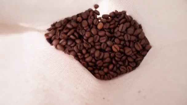 Ein Blick in die Tüte auf duftende und aromatische geröstete Kaffeebohnen. Selektiver Fokus — Stockvideo