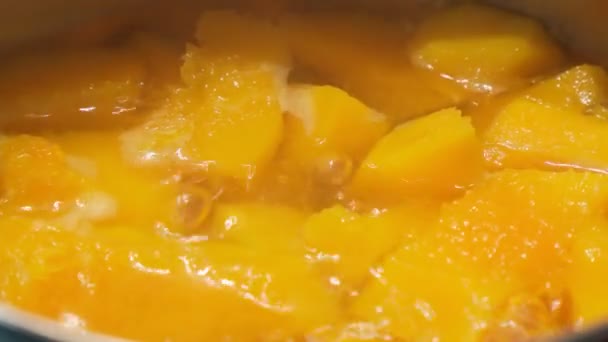 Tranches, citrouille dans de l'eau bouillante dans une casserole. Cuisiner un repas sain. Soupe diététique dans une casserole. — Video