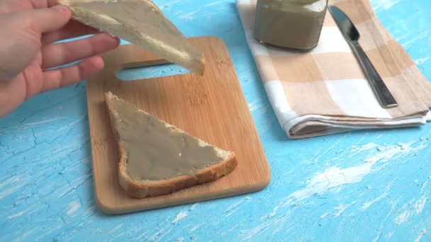 Kızarmış ekmek yayılmış organik ayçiçeği yağı. Hipoalerjik alternatif tereyağı. — Stok video