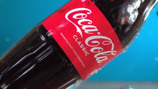 Tyumen, Russia-13 aprile 2022: Logo della Coca Cola in acqua, famosa marca di bibite americane — Video Stock