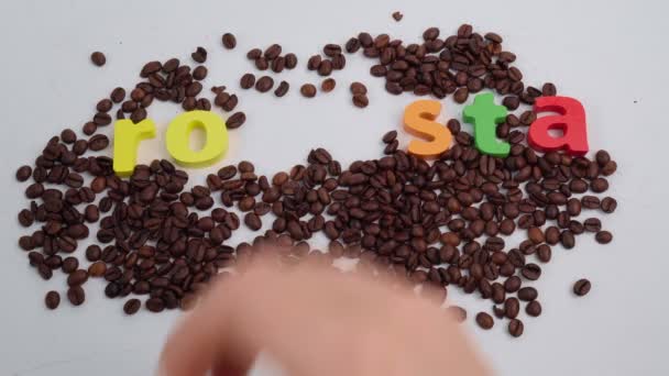 Zwarte koffie in bonen robusta zaad, aroma cafe, natuurlijke coffeeshop — Stockvideo