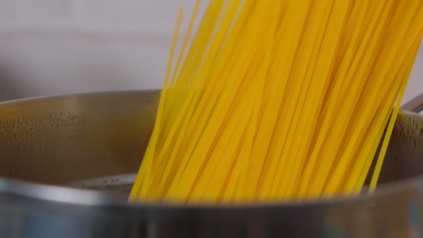 Aproape de spaghete în apă clocotită. Bucătăria italiană sau conceptul culinar. Focalizare selectivă — Videoclip de stoc