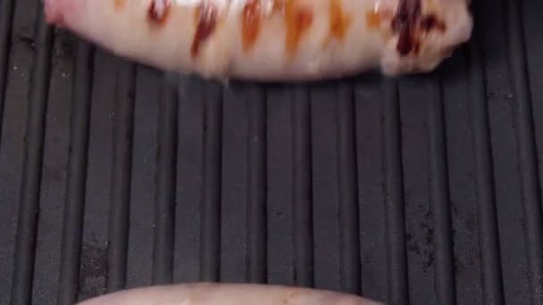 Sausages frying in a skillet, pork sausages on pan. Selective focus — Vídeos de Stock